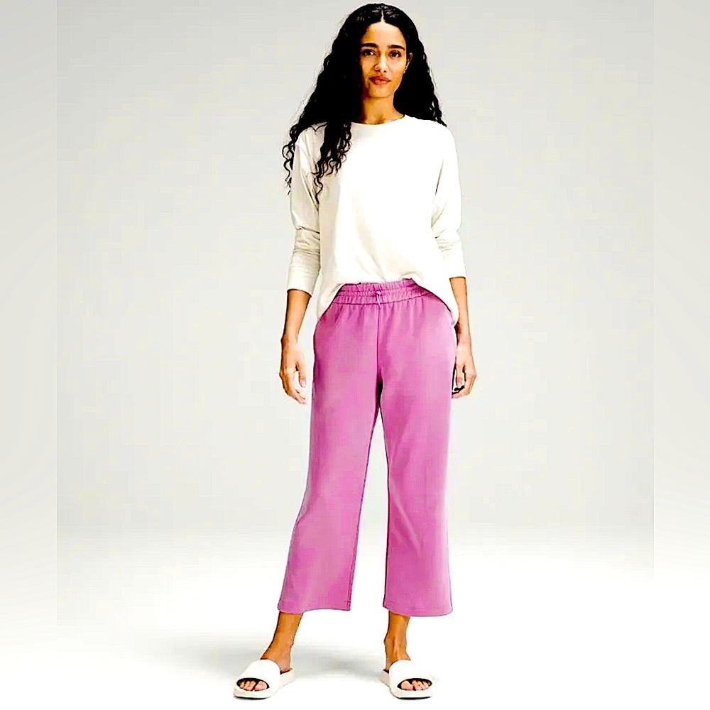 NWT Lululemon “Softstreme HR Straight Leg Crop” in color velvet dust. Sz 6, 24”